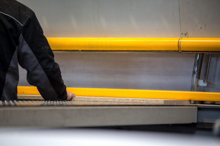 Cięcie płyt meblowych na pile panelowej CNC w BARTiX - precyzyjna obróbka