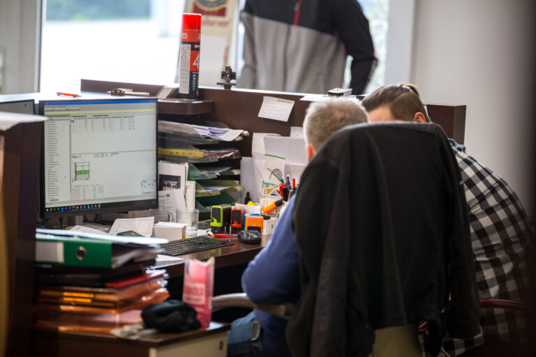 Doradztwo i obsługa klienta w BARTiX - pomoc w doborze materiałów meblowych