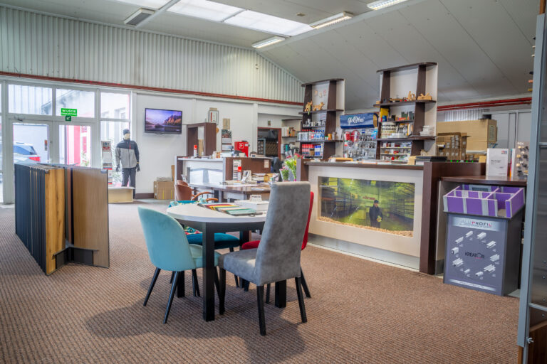 Próbniki dekorów Swiss Krono w salonie BARTiX - wybór kolorów płyt meblowych